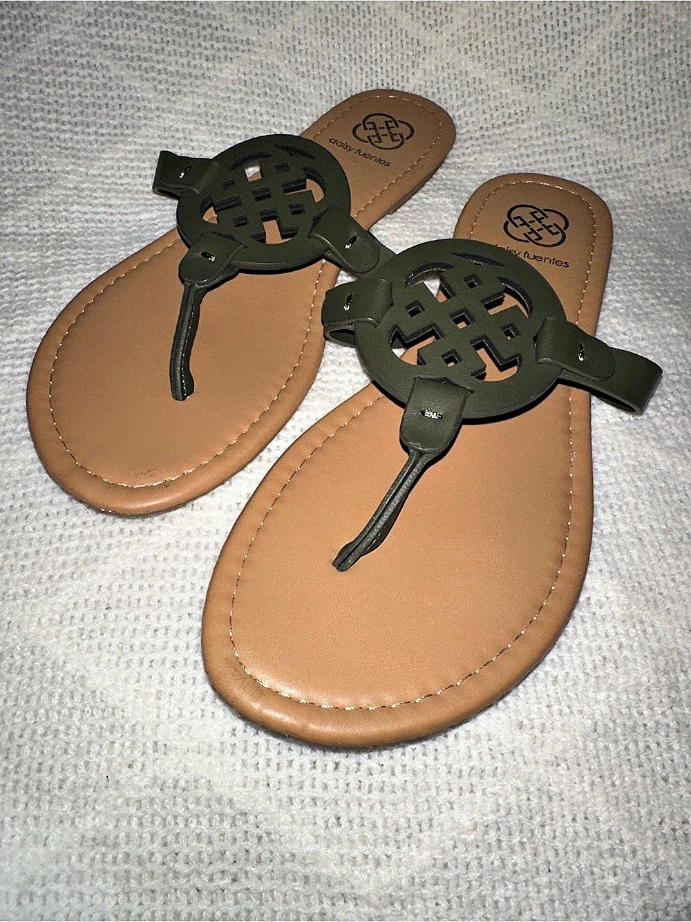 Daisy Fuentes OMARI Sandal Flip Flops Olive Green MEDALLION  Size 9 1/2 EUC